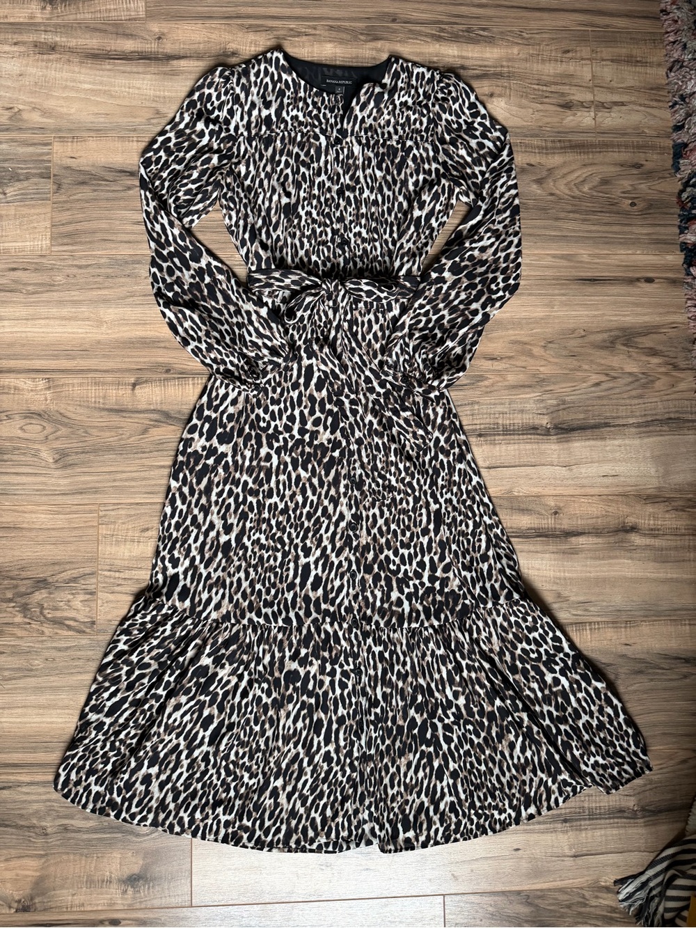 Banana Republic Leopard Print Tiered Midi Dress – Tie Waist – Size 4